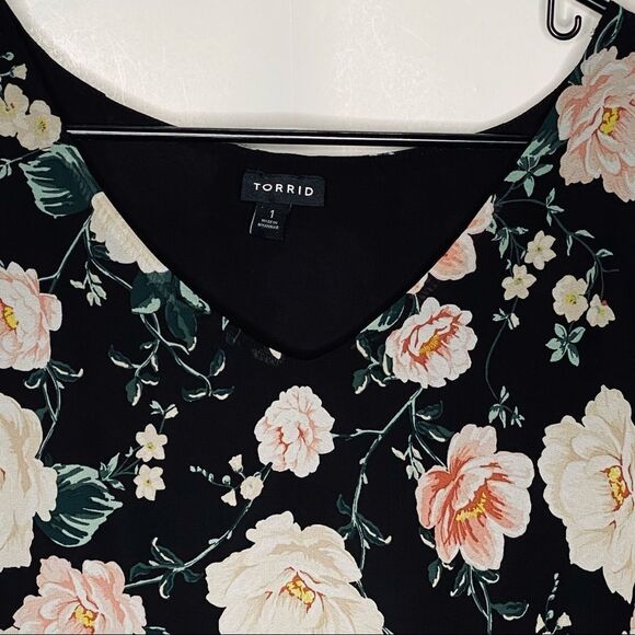 Torrid ruffle hem dark floral blouse 1/1X - Picture 4 of 7
